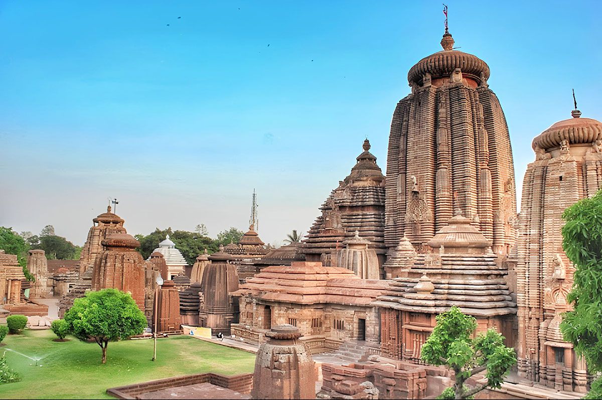 Lingaraja Temple Bhubaneswar (Timings, History, Entry Fee, Images, Aarti, Location & Phone)